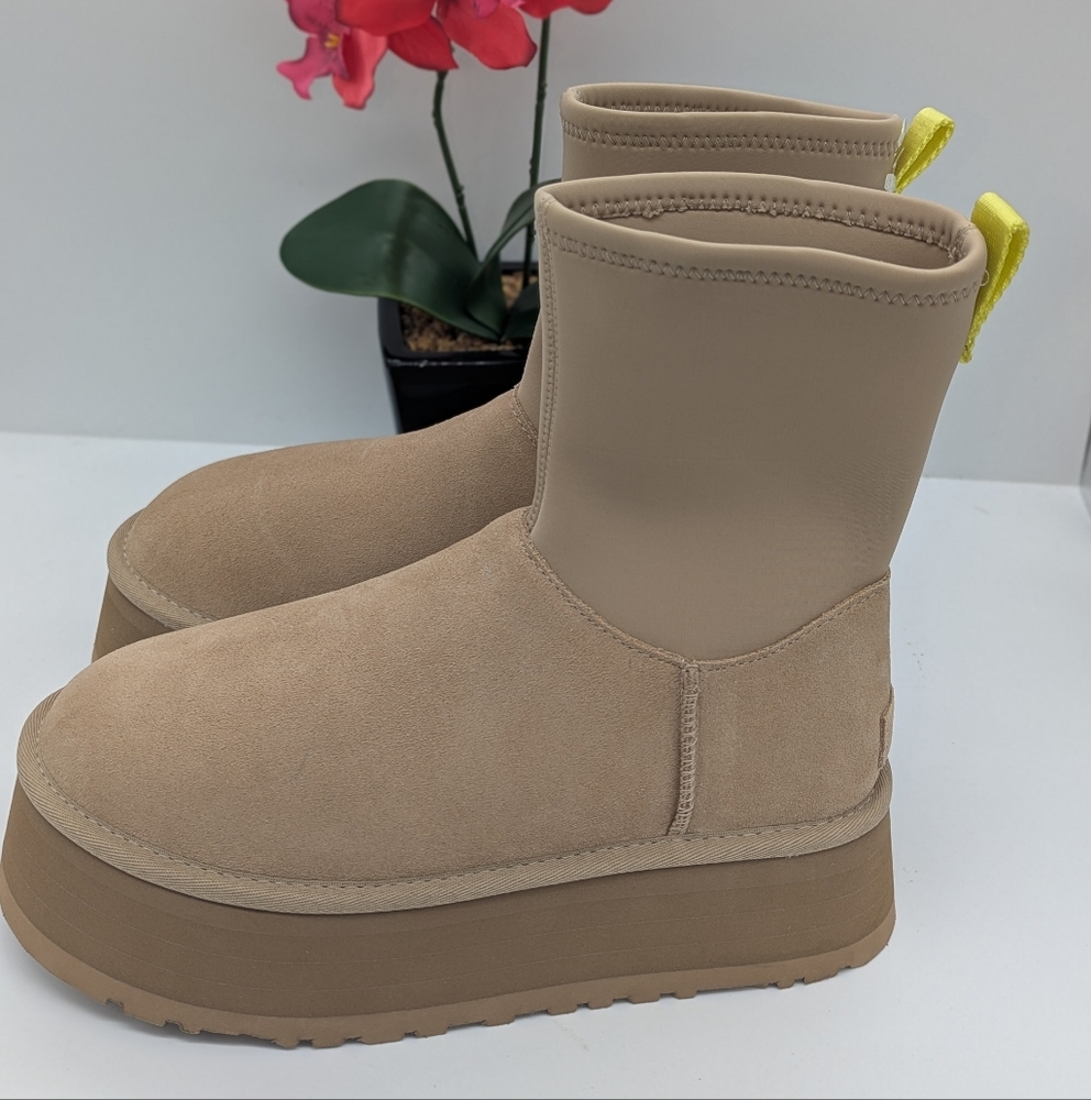 UGG Classic Dipper Platform Boot Size 9 Women Sand 1144031
